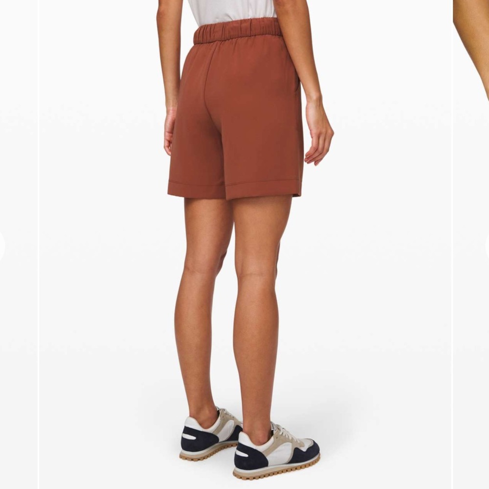 NWOT Lululemon Noir Short 5.5". Color Rustic Clay. Size 6 - Picture 5 of 6